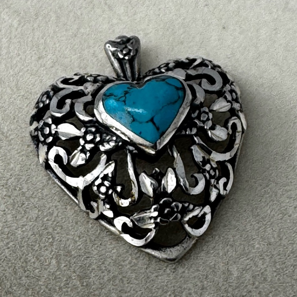 Vintage Sterling Silver southwestern Turquoise Heart Etched Floral Pendant - Picture 2 of 6